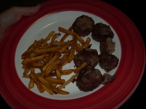 albóndigas con papas fritas