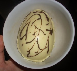 huevo de pascua de chocolate blanco