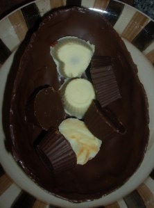 huevo de pascua relleno de bombones