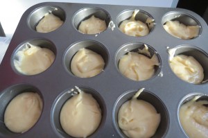 Magdalenas con baño de manteca, azúcar y canela