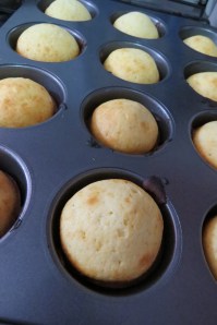 Magdalenas con baño de manteca, azúcar y canela