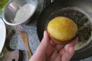 Magdalenas con baño de manteca, azúcar y canela