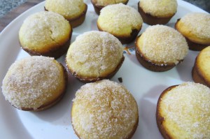 Magdalenas con baño de manteca, azúcar y canela