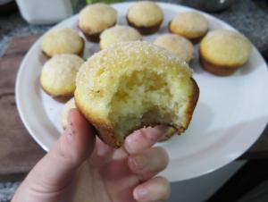 Magdalenas con baño de manteca, azúcar y canela